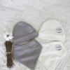 Bonnet bébé
Confectionné en coton doux, notre bonnet est parfait pour garder la tête de bébé bien au chaud dès la naissance. Léger et confortable, il complète à merveille toutes les tenues.
Disponible en deux coloris : écru et gris violine.