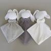 Doudou Bébé Coton – Tête de lapin
Un compagnon de tendresse dès les premiers jours. Ce doudou à tête de lapin est confectionné avec un corps et des pattes en gaze de coton, pour une sensation toute douce et légère. Facile à manipuler par les petites mains, il offre réconfort et sécurité à bébé tout au long de la journée comme de la nuit.
Disponible en trois coloris apaisants : écru clair, écru foncé et gris violine.