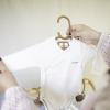 Bodies Bébé Coton – Jours de la semaine
Un indispensable du trousseau de naissance. Notre ensemble de 7 bodies cache-cœur à manches longues est brodé avec les jours de la semaine, pour accompagner bébé tout au long de sa première semaine. Pratiques à enfiler grâce à leur ouverture croisée et leurs boutons-pression, ils sont confectionnés en coton biologique pour garantir douceur et confort à la peau sensible des nouveau-nés.
Disponible uniquement en écru.

À noter : nous proposons également des bodies avec le logo Bébé Coton, dans un style cache-cœur, disponibles en deux coloris : gris violine et écru clair.