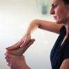 Massage Balinais
A la fois tonique et relaxant le massage "Urut Pijat" est une combinaison influencée par la médecine chinoise qui comprend: le travail sur les méridiens, les points d'acupression et étirements associée aux manœuvres plus occidentales comme le modelage, le lissage, le pompage, et l'effleurage. Drainant et harmonisant il sculpte la silhouette s'il est pratiqué souvent et peut être utilisé en massage amincissant. Recommandé après l'effort pour décontracter les muscles et éliminer les toxines, il reste très apprécié des sportifs.