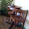 Tables dressées avec de belles assiettes en bois.