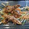 Les petites brochettes de poulet servies en entrée.