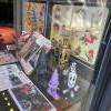 Exposition d’artefacts historiques liés au tatouage au sein de Tattoo Box Avignon, combinant art et patrimoine.