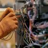 TCEG qui installe un paneau electrique