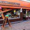 Avec un peu de peinture, un beau store banne, de l'huile de coude : voilà le résultat de la nouvelle façade de Terra Chocolata...
C'est mieux !!!

Quel bel écrin pour le chocolat, n'est-ce pas ?!