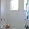 La salle de bain avec baignoire