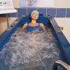 le bain suivie d'un hydromassage par une professionnelle  en baignoire 