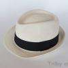 Le fameux trilby, ce panama en véritable paille est en fait un Borsalino à bord court et légerement relevé. Très à la mode, pour homme et pour femme. Disponible chez Trilby-et-cie