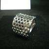 Large bague ajourée en acier