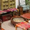 Charpoy de couleur banc ou 1 place. Table basse. Pot. Décoration. Porte indienne