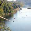 Tyrolienne au dessus des eaux du lac !