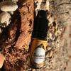 Le Classique Botanics - Vaponaute
Le Classique par Botanics de Vaponaute est un subtil mélange de Classics blonds et bruns, sur des notes légèrement toastées et gourmandes. Pour nous et pour les clients qui l'on goûter en boutique est la meilleure saveur classique au monde. Botanics vous fait découvrir des arômes traditionnels dans leur plus belle expression. Des saveurs élaborées avec le savoir-faire Vaponaute Paris, toutes en nuance et en précision ! Une gamme 100% conçue et fabriquée en France avec des arômes issus de la région de Grasse.