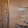 Salle d'eau avec douche, lavabo, wc
