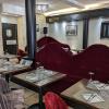 De gros fauteuils en velours rouge à l'intérieur