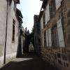 une ruelle étroite et de plus, les murs des maisons ne sont pas droits !