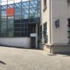 L'accès au cabinet se fait entre l'entrée de la poste et celle d'Orange, a côté du DAB de la poste. 