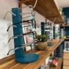 une ambiance chaleureuse avec des étagères en bois ou sont exposées nos lunettes. 