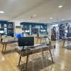 les tables de ventes du magasin confortables et espacées qui permettent une certaine intimité