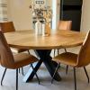 Une table à manger ronde en bois massif