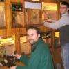 Serge Blanchet, éleveur au Vivarium du Moulin à Lautenbach-Zell, et Benjamin Fleuret (debout), bénévole de l’association, en train de restaurer chaque décor de terrarium.