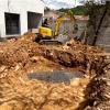 Travaux de terrassement en cours à Saint-Drézéry pour l’aménagement d’un bassin de piscine enterrée. Yann Gleonnec assure un travail précis et efficace.