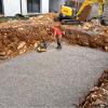 Travaux de terrassement en cours aux Matelles pour l’aménagement d’un bassin de piscine enterrée. Yann Gleonnec assure un travail précis et efficace.