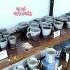 Céramique artisanale dans un style épuré, fabriquée à la main par l'Atelier des Hirondelles : tasses à expresso, à cappuccino, à infusion, soucoupes
