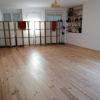Une salle de yoga confortable 