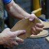 Les mains expérimentées de notre Artisan Cordonnier