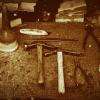 La table de notre Artisan Cordonnier et ses outils traditionnels