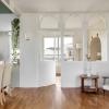 Rénovation totale d’un appartement : les espaces ont été repensés pour créer une chambre supplémentaire, séparée de la pièce de vie par une verrière sur mesure. Une séparation légère et élégante qui préserve l’intimité tout en laissant circuler la lumière.
