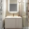 Rénovation complète d’une salle d’eau : un espace optimisé aux lignes épurées, où le miroir lumineux et les teintes douces invitent à prendre le temps.