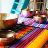 bols chantants sur table de massage