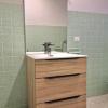 Transformation radicale d'un meuble de salle de bain : remplacement de l'ancienne vasque, installation d'une nouvelle robinetterie moderne et mise en place d'un éclairage LED intégré avec miroir. Photos comparatives montrant l'évolution des travaux de rénovation par un artisan peintre à Avignon.