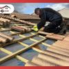 Pose de tuiles sur une toiture en rénovation, après préparation du support et réalisation du litonnage.