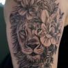 Tatouage d'un lion sur une épaule