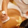 Massage traditionnel indu Ayurvédique aux huiles chaude, huile essentielle et Pochons d'herbes ayurveda