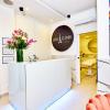 Espace d’accueil SkinClinik à Saint-Cloud – centre esthétique spécialisé en médecine esthétique, soins du visage, épilation laser et accompagnement beauté personnalisé dans un cadre élégant et professionnel.