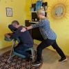 Massage composé de pressions, étirements, balayages et percussions.
Idéal pour relâcher la pression rapidement.