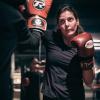 Boxeuse s'entraînant au club de boxe Temple | Saint-Lazare, club de boxe à Paris