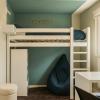 Aménagement d'une petite chambre d'ado avec lit mezzanine, espace détente en dessous et rangements intégrés pour optimiser chaque mètre carré, un design de Laurence ARNAUD