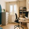 Aménagement d'un bureau à domicile lumineux et fonctionnel, avec espace de travail, rangements et décoration aux tonalités douces, un design de Laurence ARNAUD