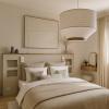 Aménagement et décoration d'une chambre parentale lumineuse aux tons naturels, avec tête de lit intégrant des rangements, textiles en lin et suspension en fibres naturelles pour une ambiance douce et chaleureuse, un design de Laurence ARNAUD