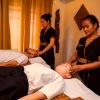 Massage duo tête et nuque — Tii Bann Thaï Spa, Claye-Souilly
Massage en duo ciblé sur la tête, la nuque et les épaules, réalisé par deux praticiennes thaïlandaises simultanément. Idéal pour soulager les tensions cervicales et les maux de tête liés au stress ou au travail sur écran. Salon de massage thaï à Claye-Souilly, à 20 minutes de l'aéroport CDG.