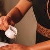 Massage aux huiles chaudes — Tii Bann Thaï Spa, Claye-Souilly
Massage aux huiles chaudes alliant chaleur et techniques thaïlandaises pour un relâchement musculaire en profondeur. Les huiles végétales naturelles (jojoba et amande douce) sont chauffées et appliquées sur l'ensemble du corps. Disponible en séance solo et en duo à Claye-Souilly.