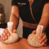 Massage aux plantes — Tii Bann Thaï Spa, Claye-Souilly
Massage aux plantes réalisé avec des compresses thaïlandaises traditionnelles garnies de plantes et chauffées à la vapeur. Technique ancestrale qui associe les propriétés des plantes aux bienfaits du massage thaï : détente musculaire, apaisement et récupération. Disponible au salon de Claye-Souilly (Seine-et-Marne).
